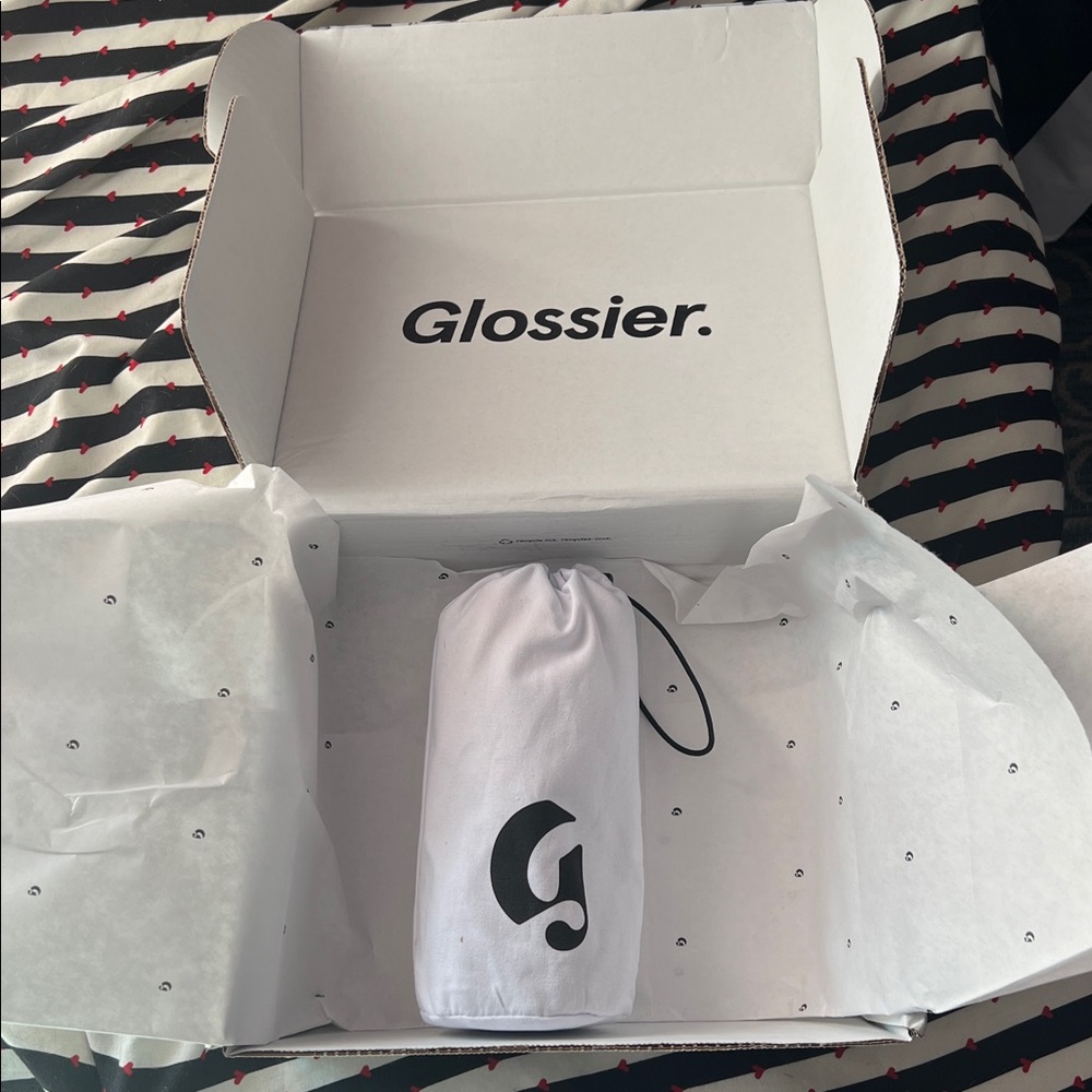 Glossier - The Classic Tumbler ❄️ - Picture 2 of 4
